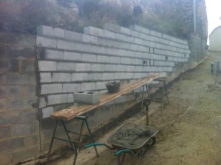 Imagen Reconstruido un muro en la parte alta de la calle Santiago